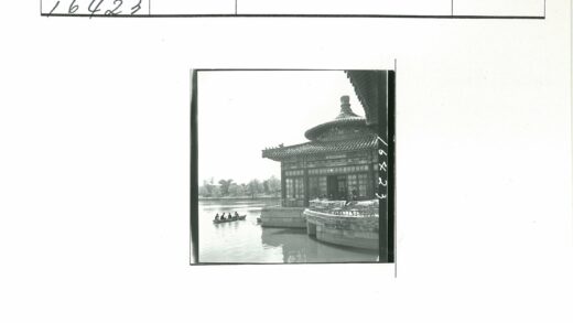 湖畔划船与华丽建筑风光.jpg