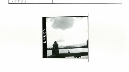 湖畔划船远山云景.jpg