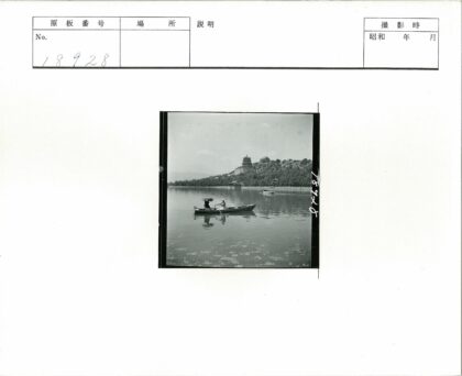 湖畔划艇与山间古建筑.jpg