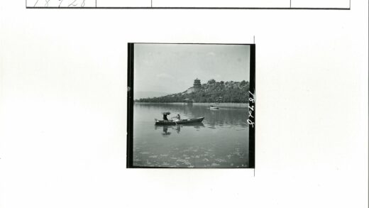 湖畔划艇与山间古建筑.jpg