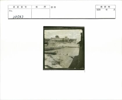 湖畔卡车行驶乡村土路风光.jpg