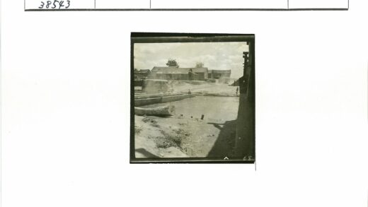 湖畔卡车行驶乡村土路风光.jpg
