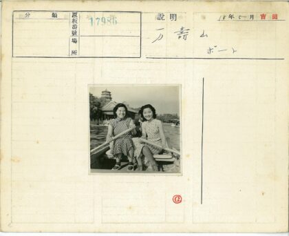 湖畔双人划船与建筑树木倒影.jpg