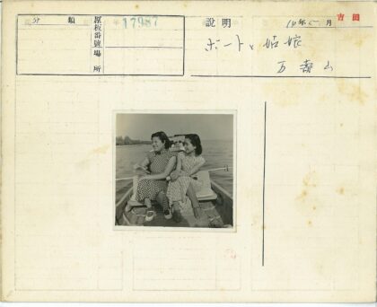 湖畔双姝泛舟谈笑.jpg