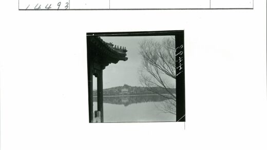 湖畔古寺冬日静谧山水景.jpg