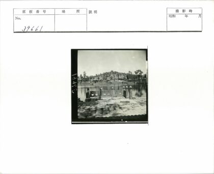 湖畔古建与远山倒影.jpg