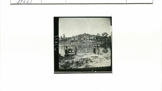 湖畔古建与远山倒影.jpg