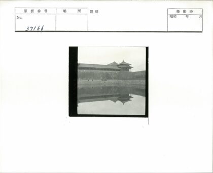 湖畔古建与马车行人.jpg
