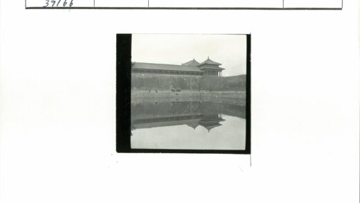湖畔古建与马车行人.jpg