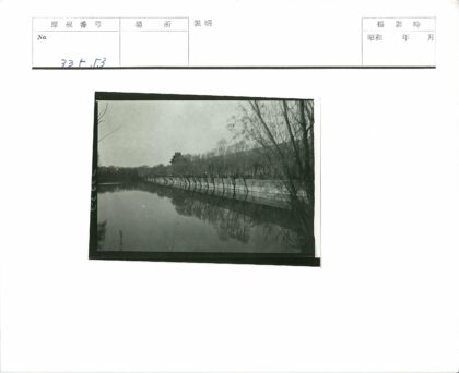 湖畔古建树影倒映风光.jpg