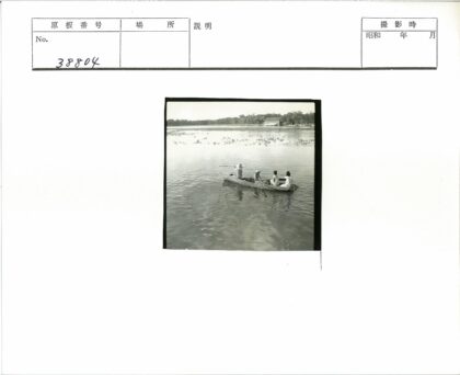 湖畔四人划船远眺建筑.jpg