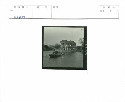 湖畔大理石建筑划船风光.jpg
