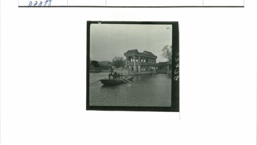 湖畔大理石建筑划船风光.jpg