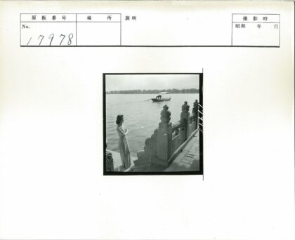湖畔女人与船景.jpg