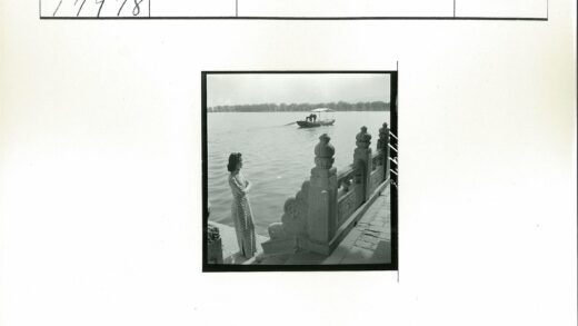 湖畔女人与船景.jpg