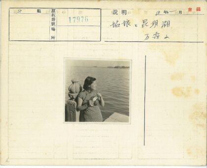 湖畔女子执物远眺.jpg