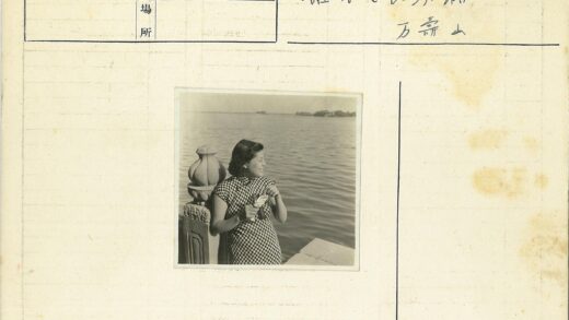 湖畔女子执物远眺.jpg