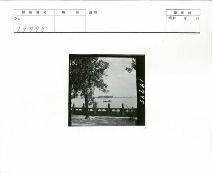 湖畔孤舟与石栏风景.jpg