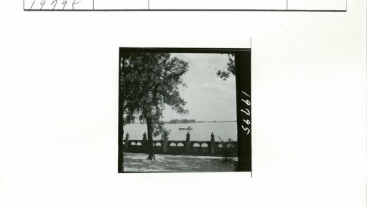 湖畔孤舟与石栏风景.jpg