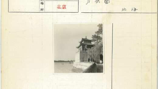 湖畔宝塔与游船风光.jpg