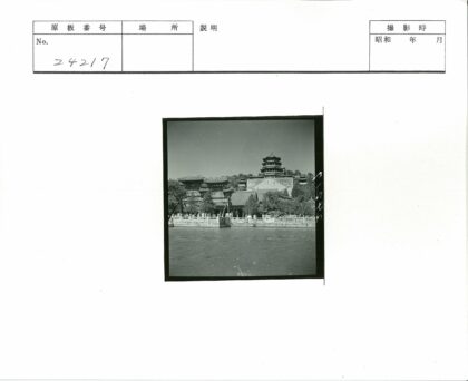 湖畔宝塔亭绿荫石栏晴空.jpg