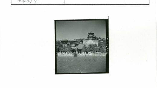 湖畔宝塔亭绿荫石栏晴空.jpg