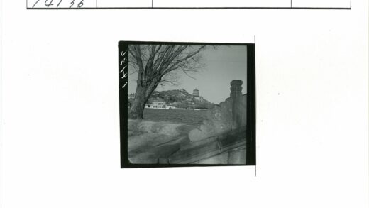 湖畔宝塔山景.jpg