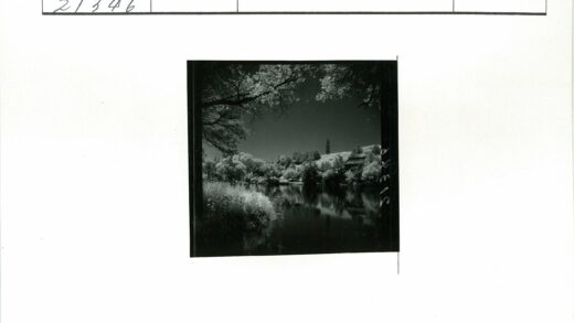 湖畔宝塔山色.jpg