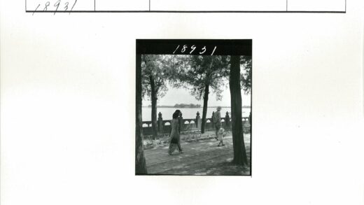 湖畔小径与石栏桥景.jpg