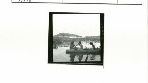 湖畔小船与远山风景.jpg