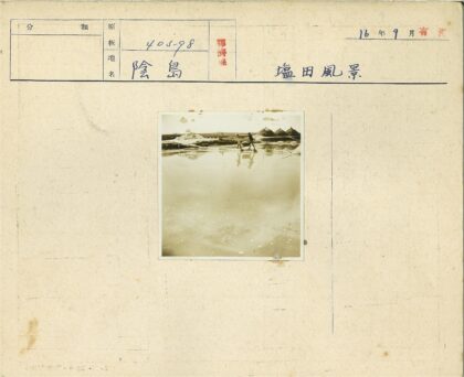 湖畔小路与干草堆远景.jpg