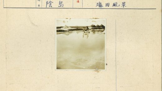 湖畔小路与干草堆远景.jpg
