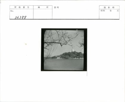 湖畔山景与佛塔风光.jpg