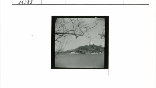 湖畔山景与佛塔风光.jpg