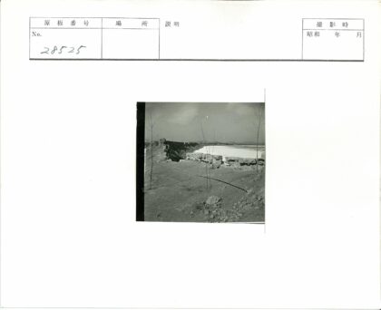 湖畔岩石废墟与丘陵风光.jpg