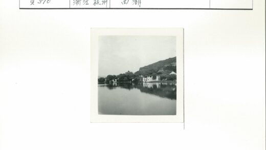 湖畔建筑树木群山倒影.jpg
