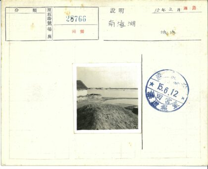 湖畔悬崖晴空远岸建筑.jpg