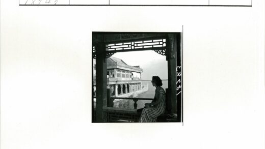 湖畔拱门建筑景观.jpg