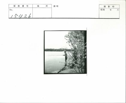 湖畔春钓帽影短裤.jpg