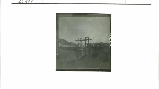 湖畔木构与山景老照片.jpg