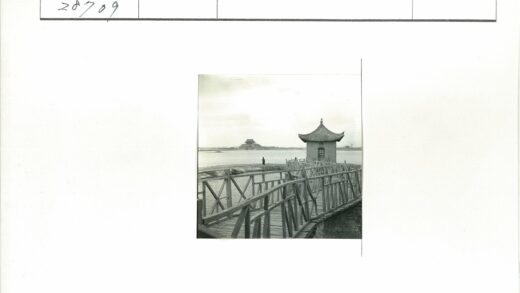 湖畔木桥与弯曲屋顶建筑.jpg