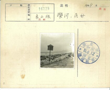 湖畔木桶与远山景色.jpg