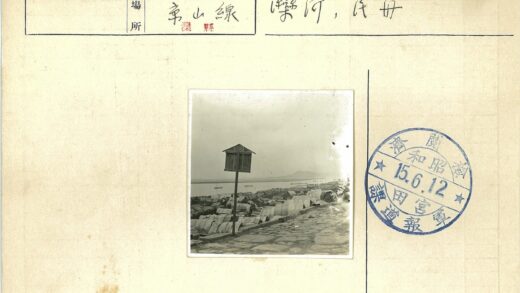 湖畔木桶与远山景色.jpg