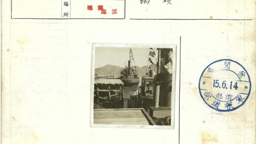 湖畔木码头与彩旗大船风光.jpg