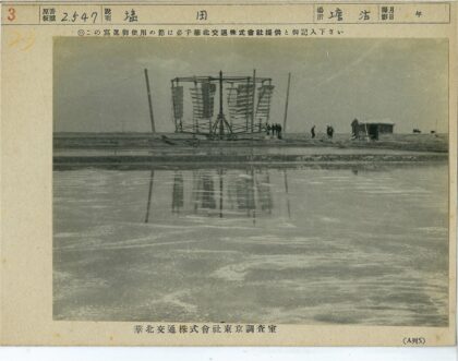 湖畔木结构与建筑倒影.jpg