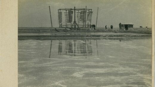 湖畔木结构与建筑倒影.jpg