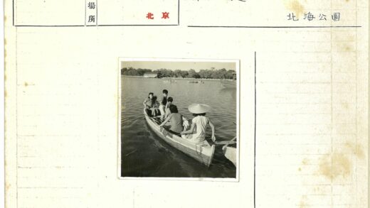 湖畔木船与远岸风景.jpg
