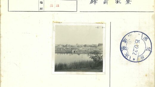 湖畔村庄倒影与行人小径.jpg
