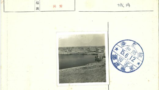 湖畔村庄宁静生活.jpg
