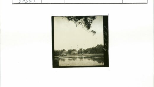 湖畔树影与古建筑倒映.jpg